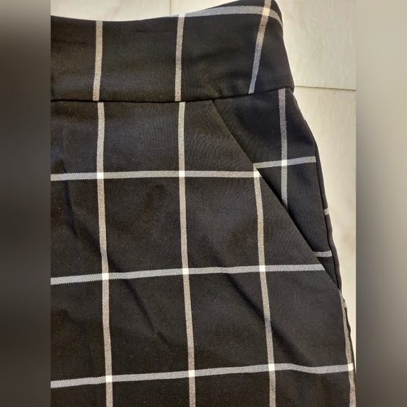Black and White Plaid Women's Shorts 4" Inseam NWT - Picture 3 of 4